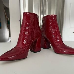 Red patented leather Vince Camuto ankle boots! Size 6.5. Excellent condition.